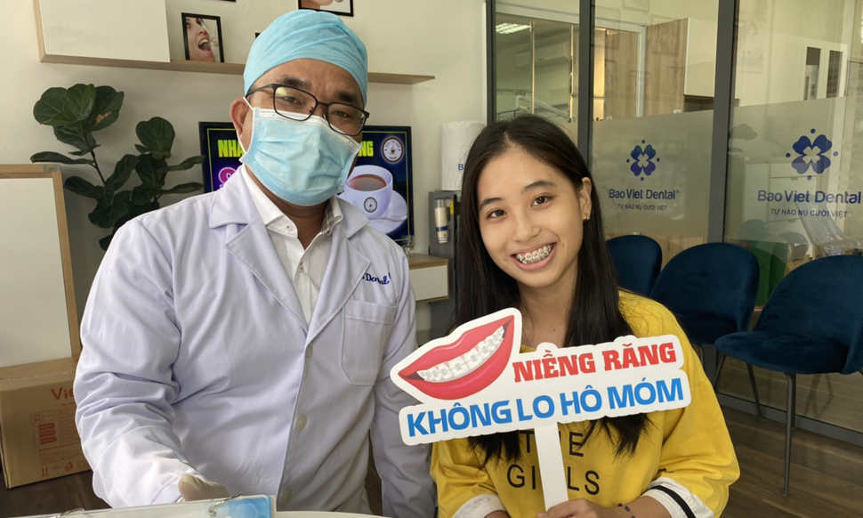 Khách hàng niềng răng mắc cài kim loại ở Nha Khoa Bảo Việt
