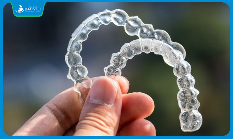 Khay niềng răng được thiết kế từ nhựa trong suốt ôm sát vào trên khung hàm